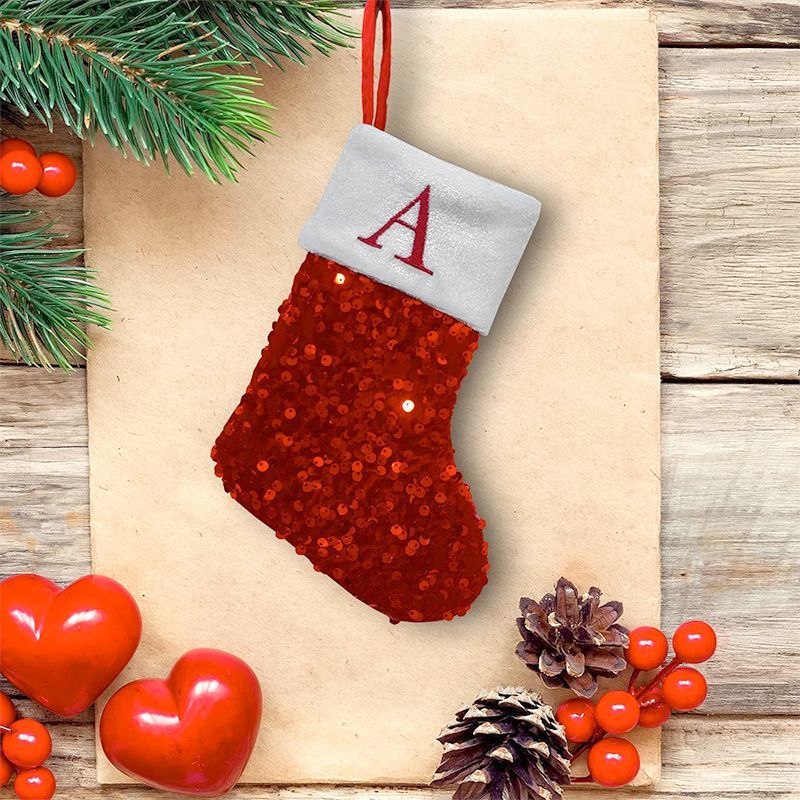 Embroidery Xmas Stocking - 赤いスパンコールのクリスマスストッキング、Aの文字の刺繍、グレーのベルベットの縁取り、クリスマスギフトホルダー、ツリーオーナメント、ホームパーティーデコレーション