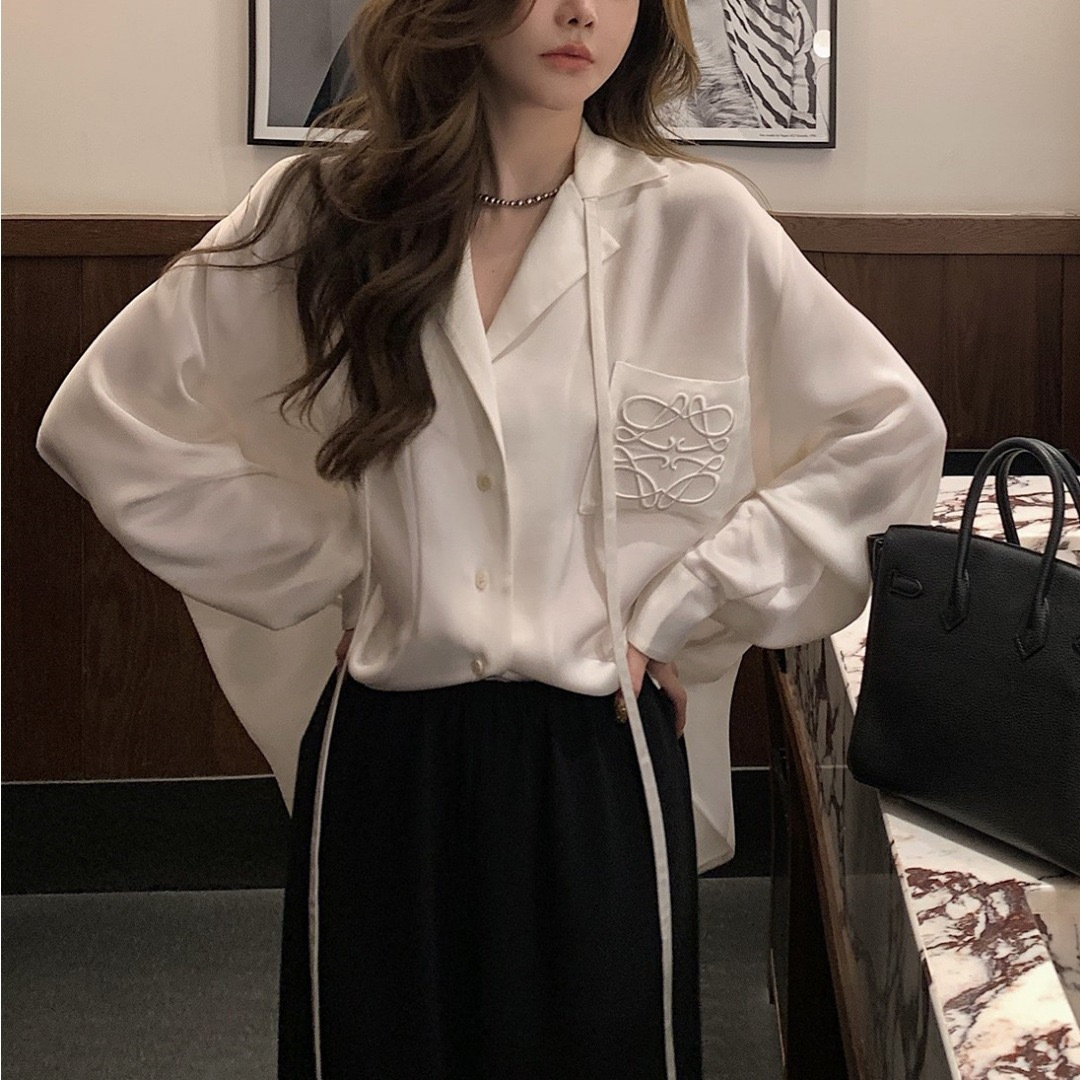 Embroidery On Shirt - レディースブラウス 2026年春夏新作 刺繍入りアセテートシャツ サテン生地 ゆったりスリムフィット カジュアルブラウス