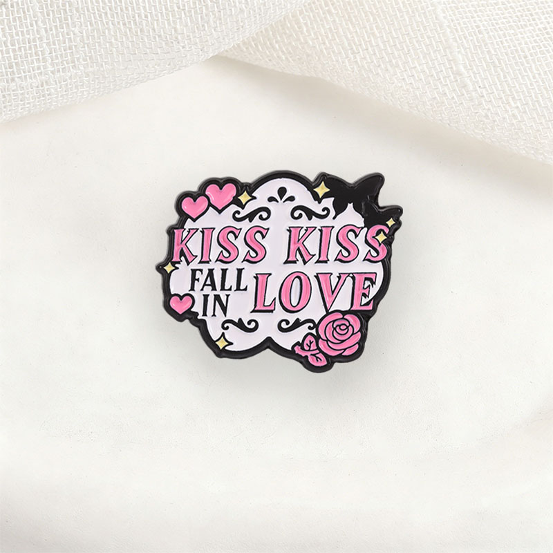 キス キス フォールインラブバッジ ピンクハートローズ エナ - Embroidery Kiss のレビューと価格